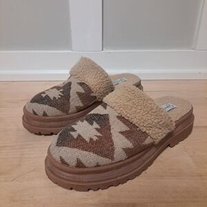 Jessica Simpson Aztec Faux Fur Lined Slip-On Clogs • Size 8.5